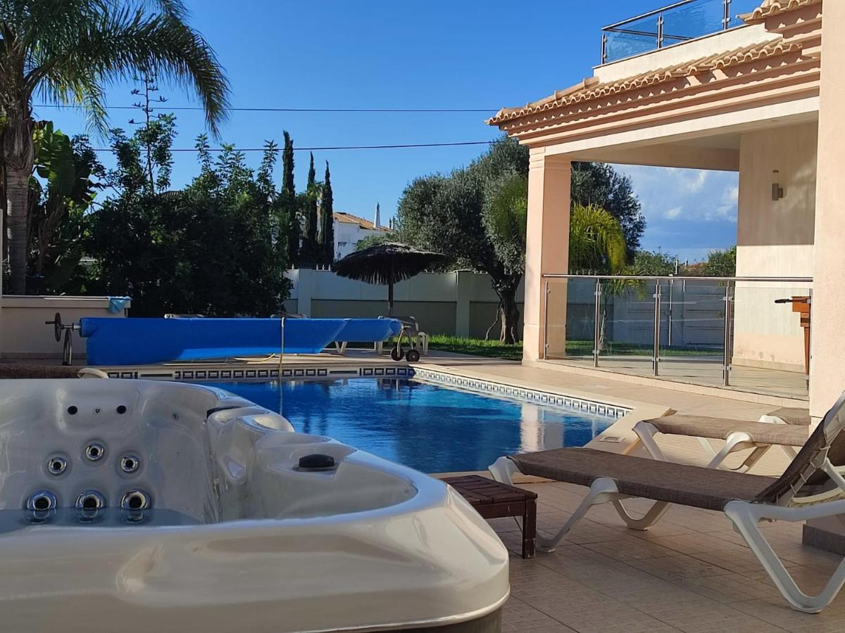 Villa Ruana - 5 Bedrooms On Suite- Free Out Door Hot Jacuzzi - By Bedzy อัลบูเฟรา ภายนอก รูปภาพ