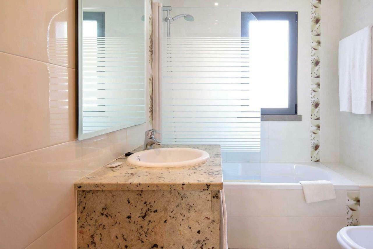 Villa Ruana - 5 Bedrooms On Suite- Free Out Door Hot Jacuzzi - By Bedzy อัลบูเฟรา ภายนอก รูปภาพ