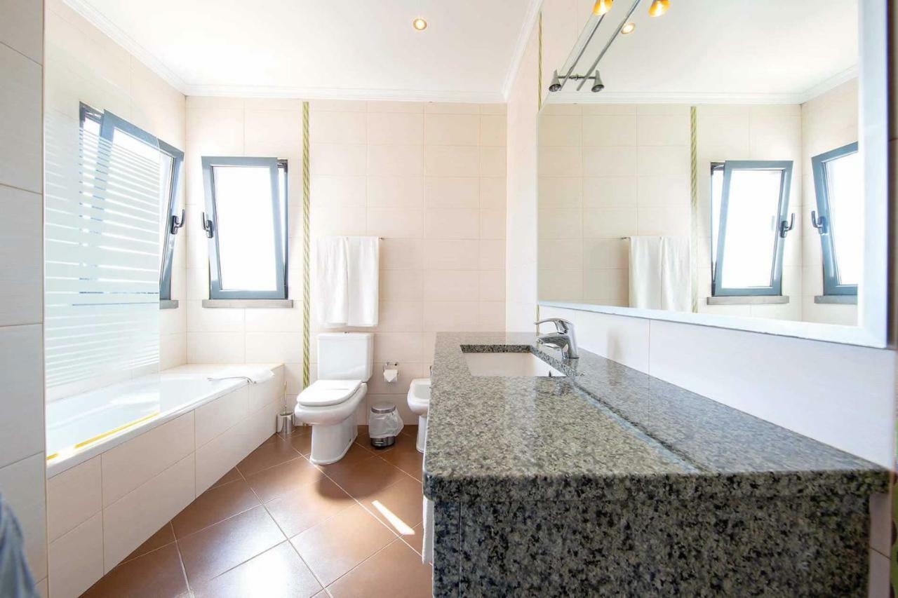 Villa Ruana - 5 Bedrooms On Suite- Free Out Door Hot Jacuzzi - By Bedzy อัลบูเฟรา ภายนอก รูปภาพ
